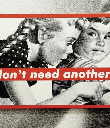 Οι αιχμηρές λέξεις και οι καθηλωτικές εικόνες της Μπάρμπαρα Κρούγκερ