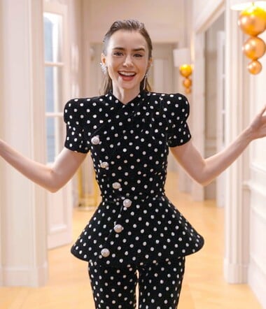 Παρέα με την Λίλι Κόλινς στο σετ του «Emily in Paris»