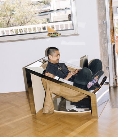 Ένα σπίτι που δεν κρύβει τις ρωγμές του