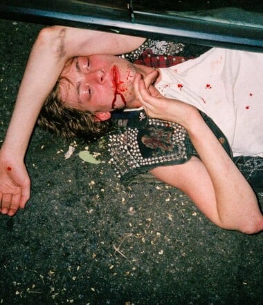 Δεν είναι μόνο οι έρωτες που σε διαλύουν: γιατί η προδοσία από έναν φίλο μένει για χρόνια