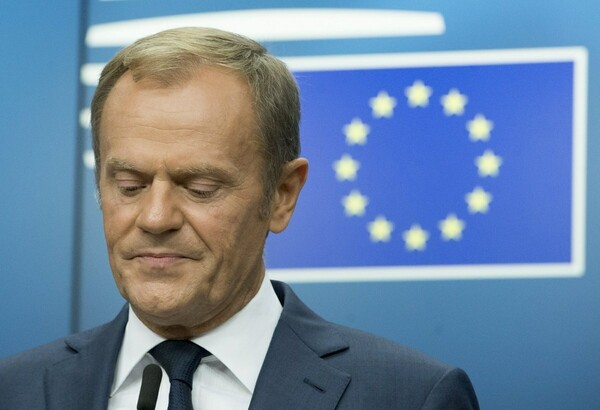 Die Welt: Όλοι εναντίον Τουσκ για το προσφυγικό