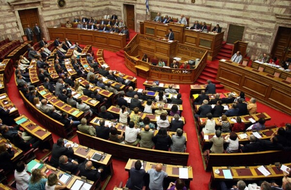 Πέρασε το πολυνομοσχέδιο από τη Βουλή