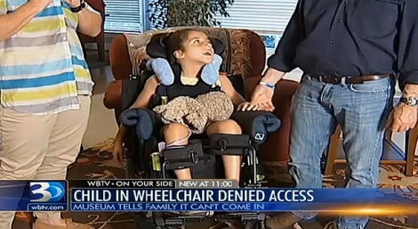 Απαγόρευσαν σε ανάπηρο κορίτσι είσοδο σε μουσείο γιατί θα λέρωνε τη μοκέτα