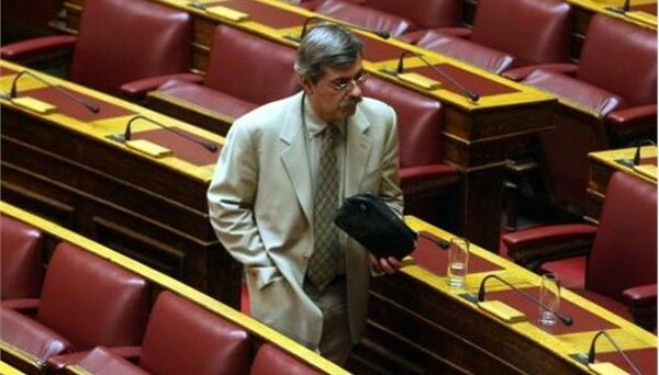 Λαζαρίδης: «Δεν ευτελίζει μόνο η Χ.Α. τη βουλή αλλά και η Κωνσταντοπούλου»