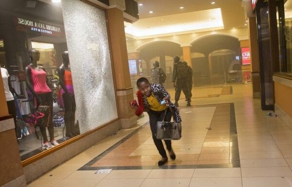 Σοκ και αποτροπιασμός στο διαδίκτυο από φωτογραφίες του μακελειού στην Κένυα