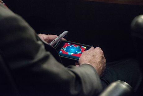 Πόκερ στο iphone έπαιζε ο ΜακΚέιν την ώρα που η Γερουσία αποφάσιζε για τη Συρία