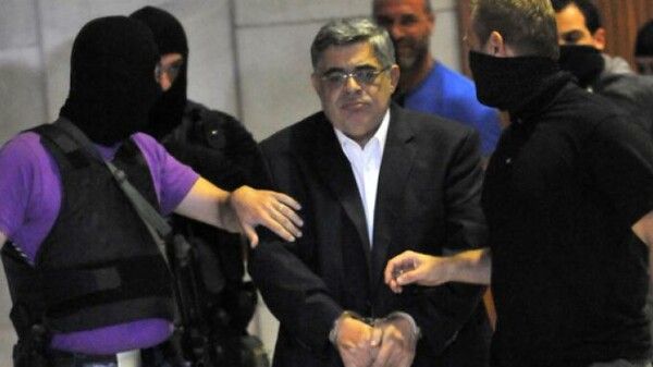 Με κραυγές και χτυπήματα στα κάγκελα η υποδοχή Μιχαλολιάκου από τους κρατούμενους