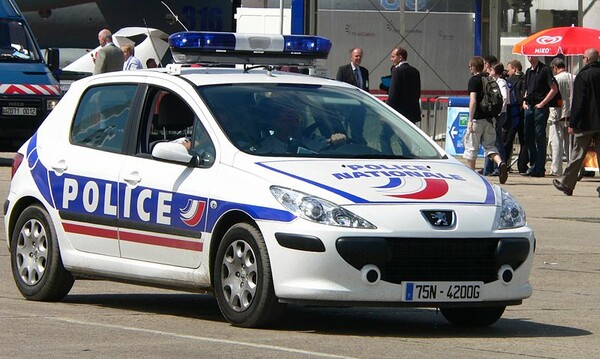 Ένοπλος κρατά ομήρους σε τράπεζα στο Παρίσι
