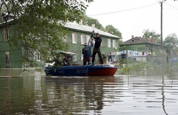 Χιλιάδες άνθρωποι εγκαταλείπουν τα σπίτια τους, εξαιτίας των πλημμυρών, στη Ρωσία