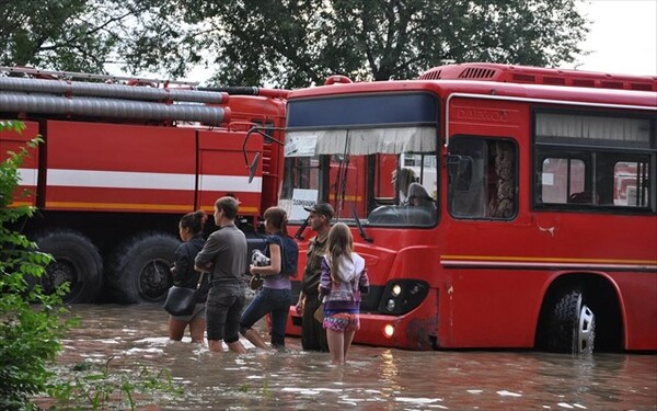 Χιλιάδες άνθρωποι εγκαταλείπουν τα σπίτια τους, εξαιτίας των πλημμυρών, στη Ρωσία
