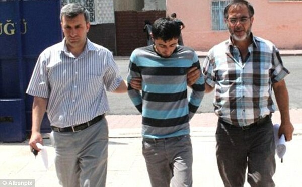 Βρετανός έφηβος μαχαιρώθηκε 17 φορές στην Τουρκία επειδή φίλησε ντόπια