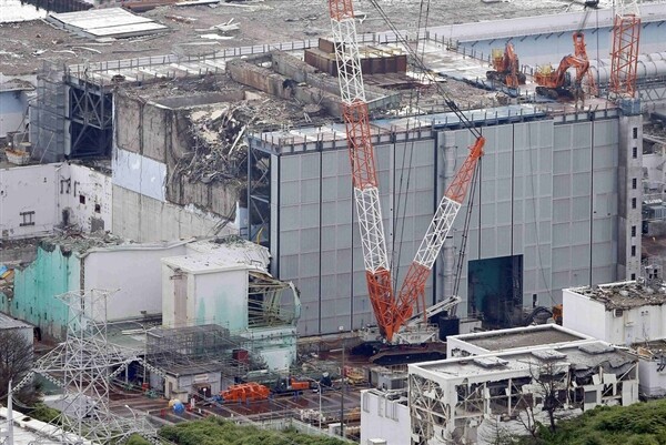 Ατμός βγαίνει από το κατεστραμμένο πυρηνικό εργοστάσιο στην Φουκουσίμα.