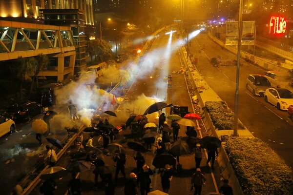 Σε κατάσταση πολιορκίας το Πολυτεχνείο του Χονγκ Κονγκ - Οι διαδηλωτές παραδίδονται μαζικά