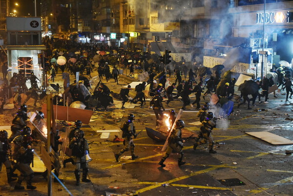 Σε κατάσταση πολιορκίας το Πολυτεχνείο του Χονγκ Κονγκ - Οι διαδηλωτές παραδίδονται μαζικά