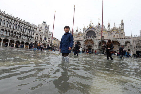 Χάος με τις πλημμύρες στη Βενετία - Κλειστή ξανά η πλατεία του Αγίου Μάρκου