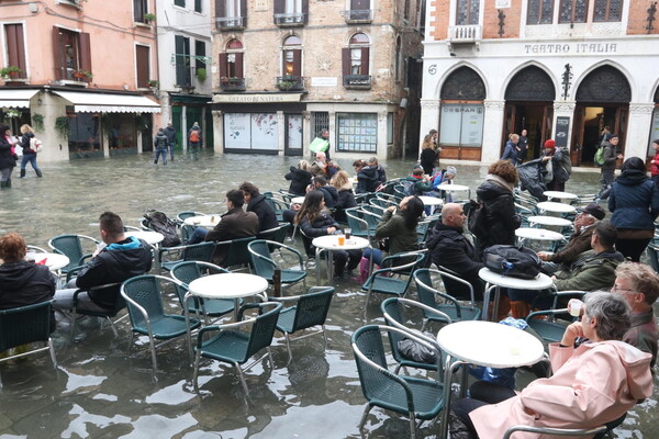 Χάος με τις πλημμύρες στη Βενετία - Κλειστή ξανά η πλατεία του Αγίου Μάρκου