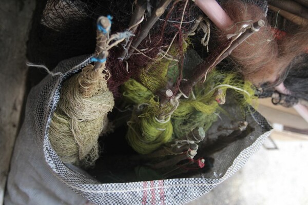 Ασπρόπυργος: Λαθροκυνηγός κρατούσε αιχμάλωτα 500 άγρια πουλιά στο σπίτι του