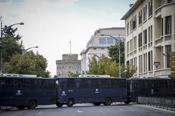 Φρούριο και η Θεσσαλονίκη: Αυστηρά μέτρα για το Πολυτεχνείο - Απομακρύνουν μέχρι και κάδους απορριμμάτων