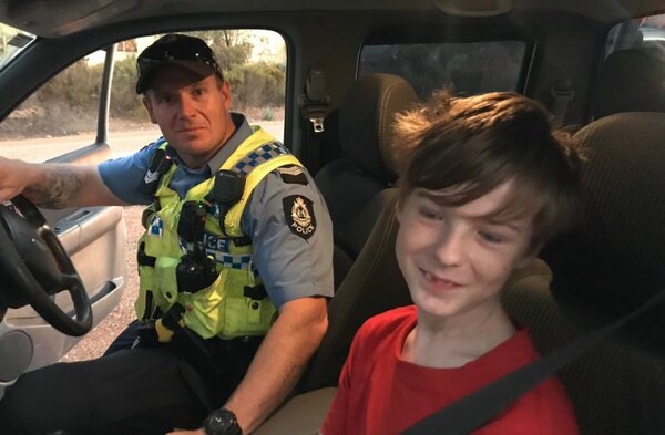 Αυστραλία: 12χρονος οδήγησε μόνος του το αγροτικό για να σωθεί από την πυρκαγιά - Πήρε μαζί και τον σκύλο