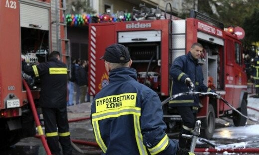 Γυναίκα απανθρακώθηκε σε φωτιά που ξέσπασε σε πολυκατοικία στου Ζωγράφου