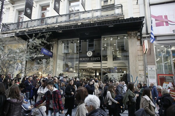 Το αδιαχώρητο σε Ερμού και Μοναστηράκι- Χιλιάδες στο κέντρο της Αθήνας με τα καταστήματα ανοιχτά