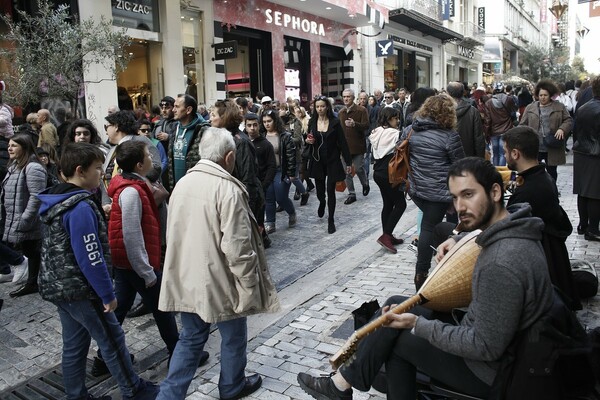 Το αδιαχώρητο σε Ερμού και Μοναστηράκι- Χιλιάδες στο κέντρο της Αθήνας με τα καταστήματα ανοιχτά