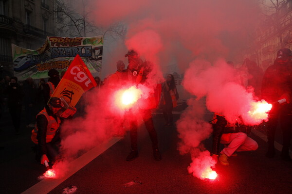 Παρίσι: Συγκρούσεις μεταξύ αστυνομικών και διαδηλωτών με δακρυγόνα και μολότοφ