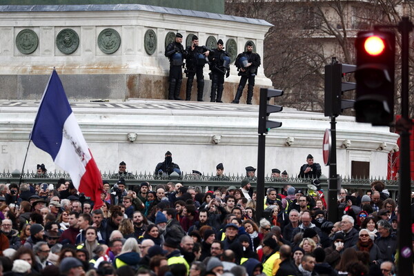 Παρίσι: Συγκρούσεις μεταξύ αστυνομικών και διαδηλωτών με δακρυγόνα και μολότοφ