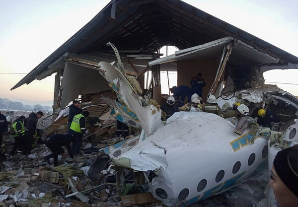 «Ουρλιαχτά μέσα στο σκοτάδι»: Δραματικές μαρτυρίες από τους επιζώντες της αεροπορικής τραγωδίας στο Καζακστάν