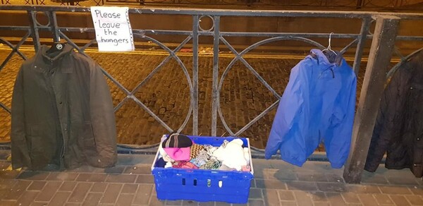 Δουβλίνο: Στη γέφυρα αυτή κρεμάνε μπουφάν και παλτό που δεν θέλουν πια για να τα πάρουν άστεγοι