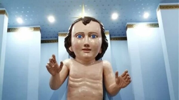 Εκκλησία στο Μεξικό αποκάλυψε άγαλμα του «μωρού Ιησού» και έγινε αμέσως viral για τους λάθος λόγους