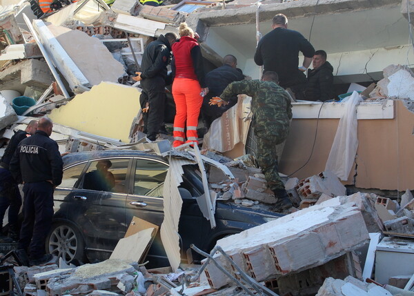 Αλβανία: Τουλάχιστον 20 οι νεκροί από τον σεισμό - Μάχη με το χρόνο δίνουν τα σωστικά συνεργεία