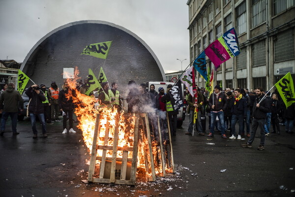 Γαλλία: Συνεχίζονται οι κινητοποιήσεις στα μέσα μεταφοράς - Κίνδυνος απεργίας και τα Χριστούγεννα