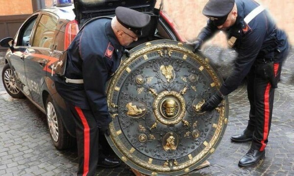 H ασπίδα του Γκαριμπάλντι, έργο τέχνης χαμένο εδώ και 20 χρόνια, εντοπίστηκε σε σπίτι στη Ρώμη