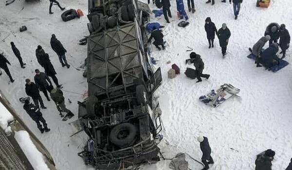Τραγωδία στη Ρωσία: 19 νεκροί από πτώση λεωφορείου από γέφυρα