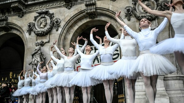 Οι μπαλαρίνες διαδηλώνουν χορεύοντας την Λίμνη των Κύκνων στο Παρίσι