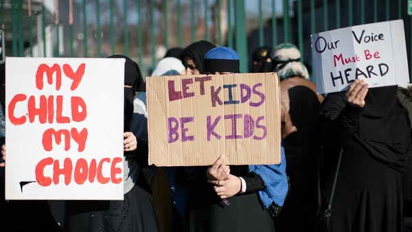 Βρετανία: Δικαστής απαγόρευσε ομοφοβικές διαδηλώσεις γονέων έξω από σχολείο