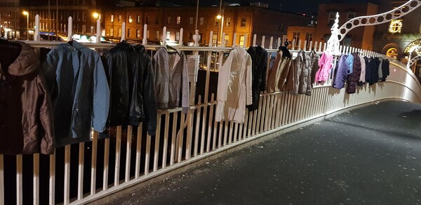 Δουβλίνο: Στη γέφυρα αυτή κρεμάνε μπουφάν και παλτό που δεν θέλουν πια για να τα πάρουν άστεγοι