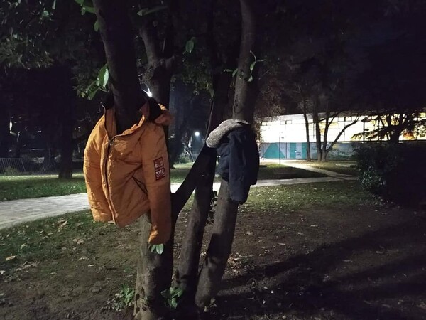Μπουφάν και παλτό στα δέντρα της Έδεσσας για να τα πάρουν άστεγοι και όσοι έχουν ανάγκη