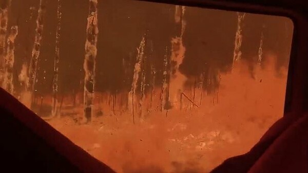 Η στιγμή που φλόγες περικυκλώνουν πυροσβέστες στην Αυστραλία: Το συγκλονιστικό βίντεο