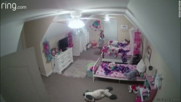 Βίντεο με την τρομακτική στιγμή που κάποιος χάκαρε την κάμερα σε υπνοδωμάτιο 8χρονης και της μιλούσε από το μικρόφωνο