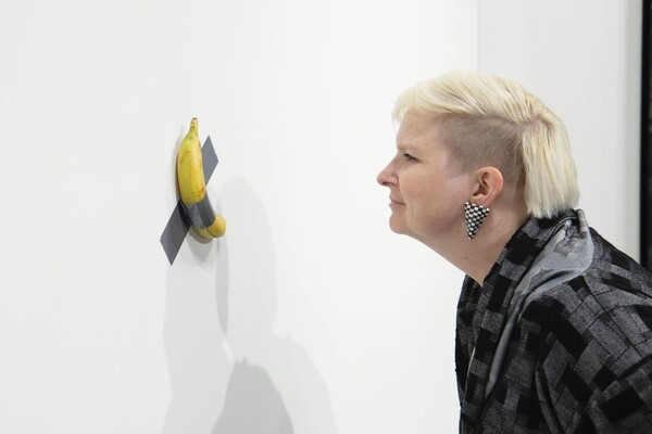 Το νέο έργο του Μαουρίτσιο Κατελάν είναι μια μπανάνα κολλημένη στον τοίχο και κοστίζει 120.000 δολάρια