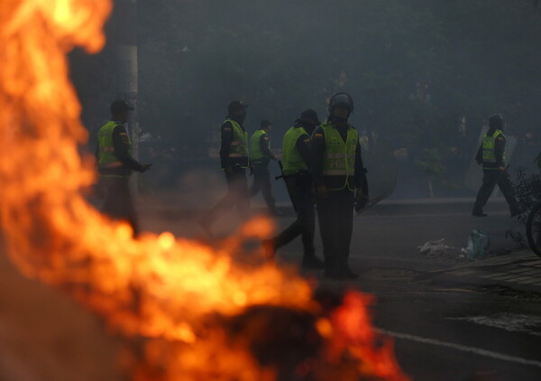 Συνεχίζεται η ένταση στη Κολομβία: Διαδηλωτές αψήφισαν την απαγόρευση της κυκλοφορίας μετά τα βίαια επεισόδια