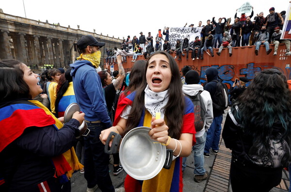 Συνεχίζεται η ένταση στη Κολομβία: Διαδηλωτές αψήφισαν την απαγόρευση της κυκλοφορίας μετά τα βίαια επεισόδια