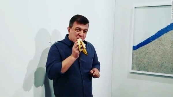 «Δεν μετάνιωσα» δήλωσε ο άνθρωπος που έφαγε την μπανάνα των 120.000 δολαρίων του Κατελάν - Τι αποκάλυψε