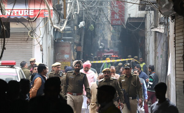 Ινδία: Τουλάχιστον 43 νεκροί από πυρκαγιά σε εργοστάσιο στο Νέο Δελχί