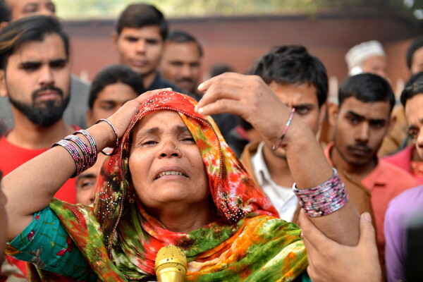 Ινδία: Τουλάχιστον 43 νεκροί από πυρκαγιά σε εργοστάσιο στο Νέο Δελχί