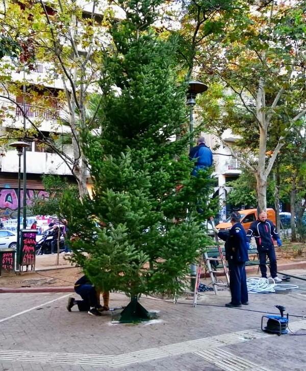 Εξάρχεια: Προσπάθησαν να βάλουν φωτιά στο χριστουγεννιάτικο δέντρο της πλατείας