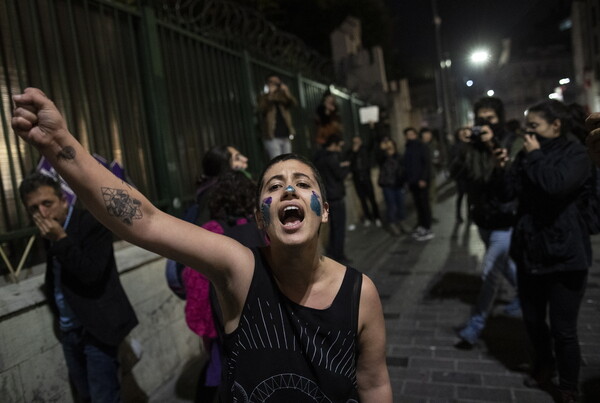 Κωνσταντινούπολη: Με δακρυγόνα και πλαστικές σφαίρες απάντησε η αστυνομία στη διαδήλωση κατά της βίας στις γυναίκες