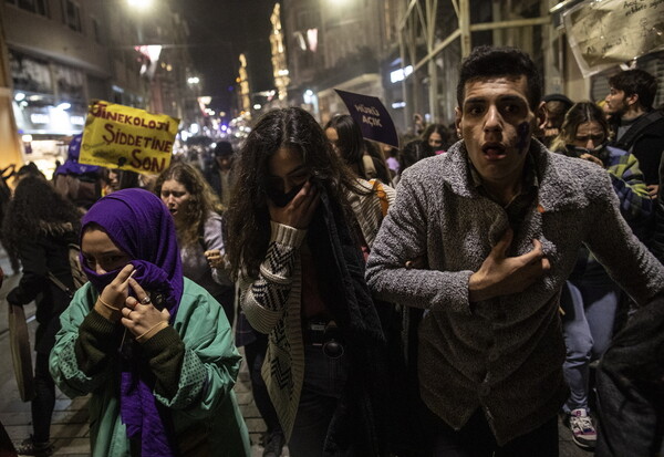 Κωνσταντινούπολη: Με δακρυγόνα και πλαστικές σφαίρες απάντησε η αστυνομία στη διαδήλωση κατά της βίας στις γυναίκες
